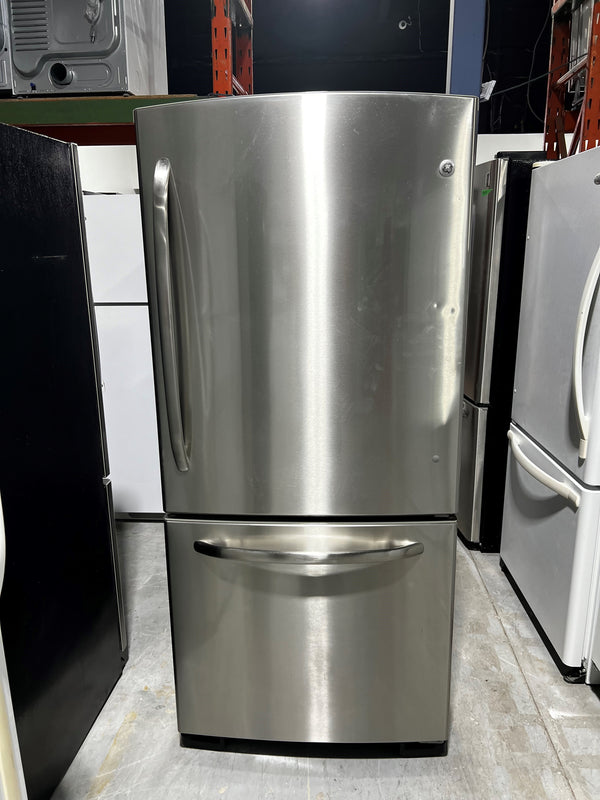 30" stainless steel refrigerator. Bottom freezer | GBRS0HBXARSS - GE *** USED ***