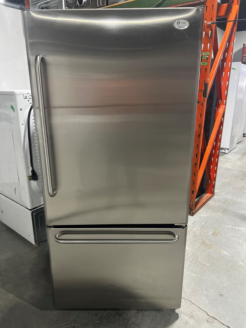 Réfrigérateur 30po Inox Congélateur en bas | GE Profile *** USAGÉ ***