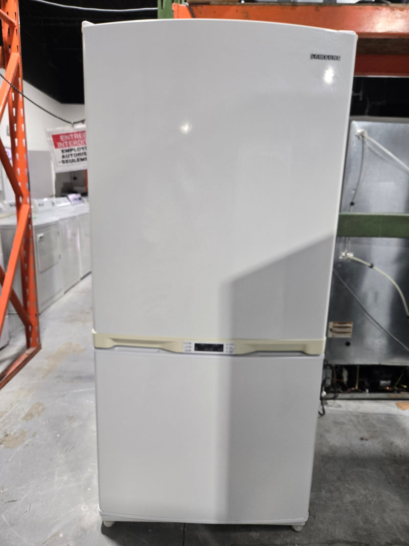 32" White Counter Depth Bottom Freezer Refrigerator | RB196ACWP - Samsung *** USED ***