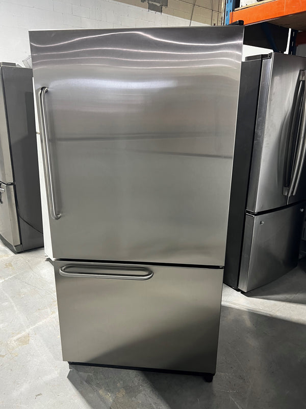 33" Stainless Steel Refrigerator Bottom Freezer | P1325002W - Amana *** USED ***
