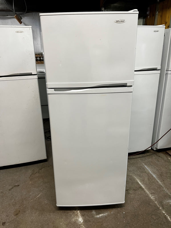 White 24" refrigerator | DFF8803 - Diplomat